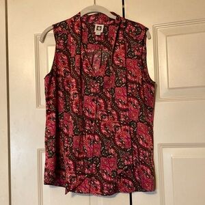 Women’s sleeveless Anne Klein blouse. Button front. Back pleat. Neck tie.